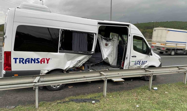 Eyüpsultan'da servis minibüsü kaza yaptı 6 işçi yaralandı