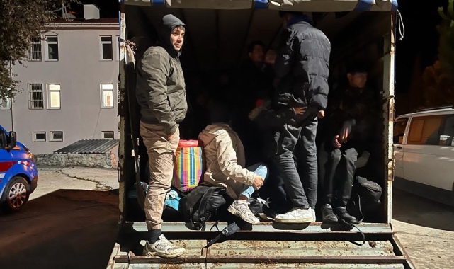 Ezine&#039;de 64 kaçak göçmen ile 4 organizatör yakalandı