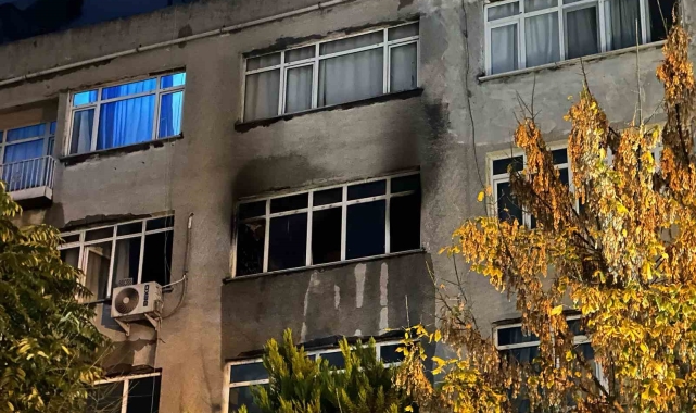 Fatih'te 5 katlı binada korkutan yangın