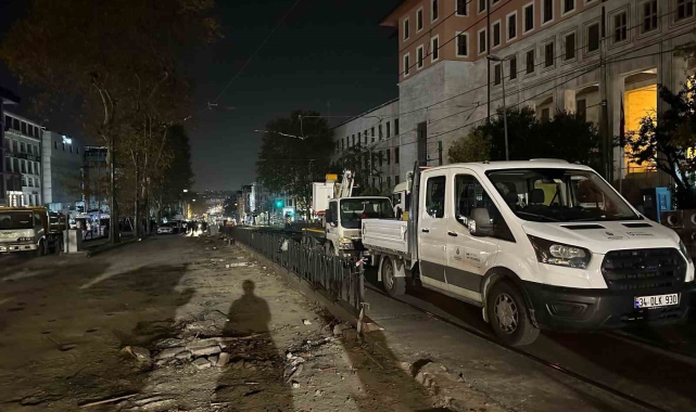 Fatih'te iş makinesi tramvay hattının tellerini kopardı