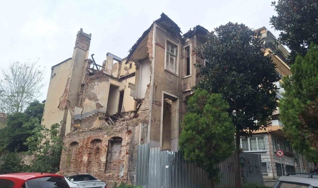 Fatih'te metruk bina kısmen çöktü, park halindeki araçlar hasar gördü