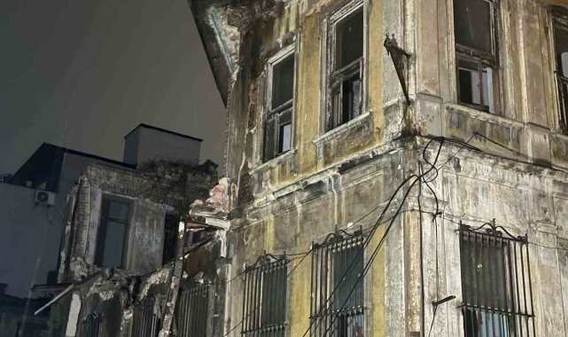 Fatih'te metruk binada kısmi çökme meydana geldi