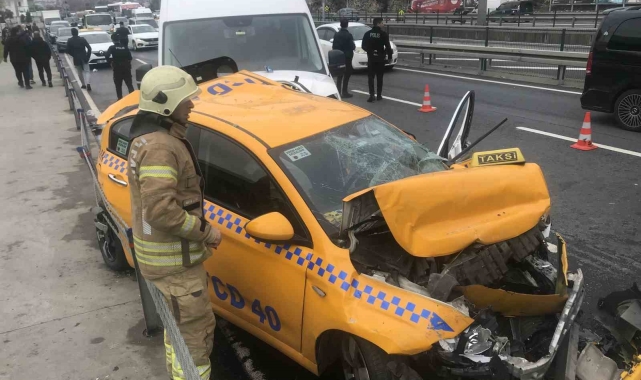 Fatih'te Türk Hava Yolları'nın servis minibüsü taksiye çarptı: 1 ağır yaralı