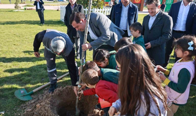 Fidanlar bu kez şehit öğretmenler anısına toprakla buluştu
