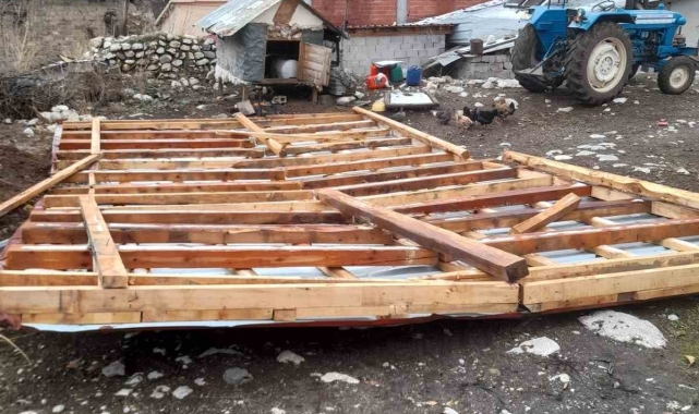 Fırtına evin çatısını uçurdu