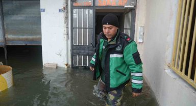 Fırtına felç etti: Evler suyla doldu, vatandaşlar dışarıya çıkamadı