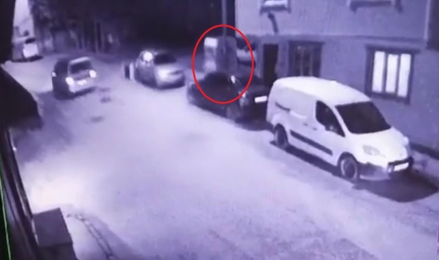 Fırtına insanları, motosikleti ve giysi dolabını böyle uçurdu