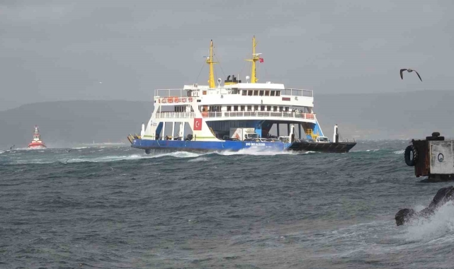Fırtına nedeniyle Çanakkale Boğazı'ndaki tüm feribot seferleri durduruldu