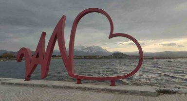 Fırtına Van Gölü'nde dev dalgalar oluşturdu