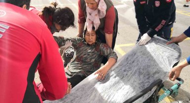 Fırtınada devrilen triportörün altında kalan kadın sürücü yaralandı