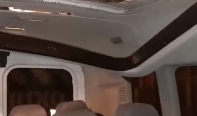 Fırtınada servis minibüsünün içine evin bacası düştü