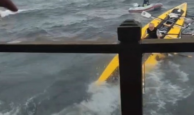 Fırtınalı havada denize açılan kanocular ölümle burun buruna geldi