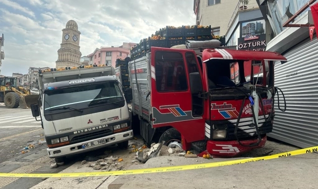 Freni patlayan kamyon önüne aldığı aracı sürükleyerek dükkana girdi: 2 yaralı