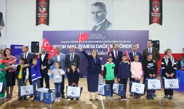 Gaziantep'te 3 bin 500 başarılı öğrenciye spor seti dağıtıldı