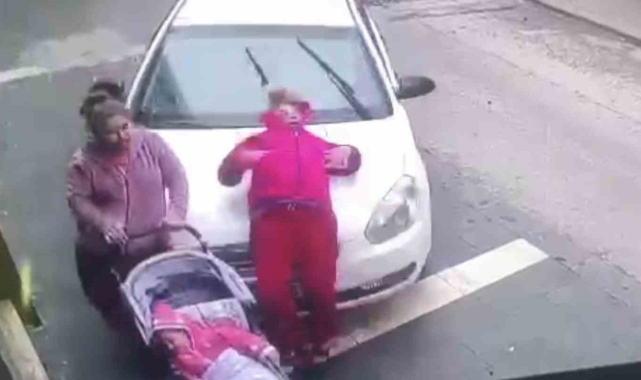 Gaziantep&#039;te kaldırımda yürüyen 2 kadın ile bebeğe araba çarptı