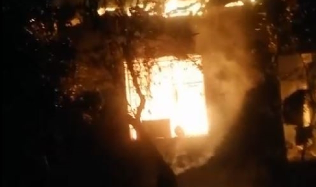 Gecekondu çıkan yangında alev topuna döndü