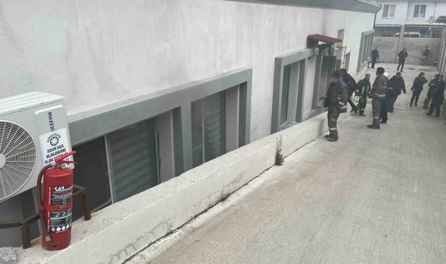 Gediz'de okul yurdunda çıkan yangında yemekhanede hasar oluştu