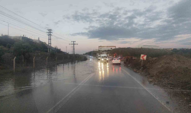 Gemlik'te sel suları yolu kapattı, trafik aksıyor