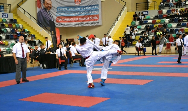 Genç sporcular tatami minderinde