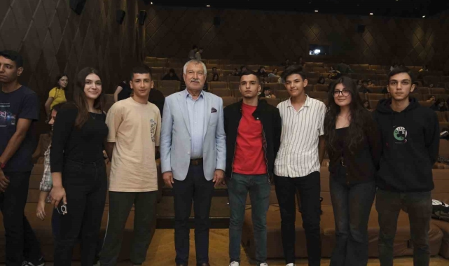 Gençler, Büyükşehir'in sponsorluğunda Atatürk filmini izledi