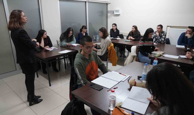 Gençler Tepebaşı'nda dil öğreniyor