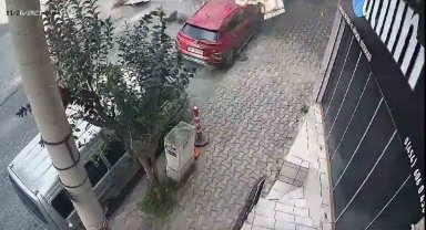 Giresun'da motosikletlinin üzerine düşen çatı nedeniyle yaralandığı anlar kamerada