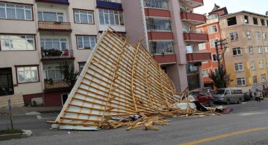 Giresun'da şiddetli rüzgar nedeniyle çatılar uçtu, motosiklet sürücüsü uçan çatının altında kaldı