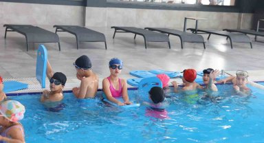 Gölbaşı Belediyesi çocuklara kurslarla yüzme öğretmeye devam ediyor