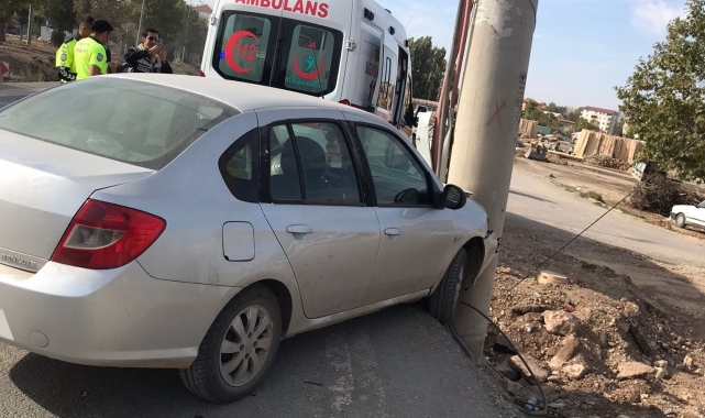 Gölbaşı'nda otomobil elektrik direğine çarptı