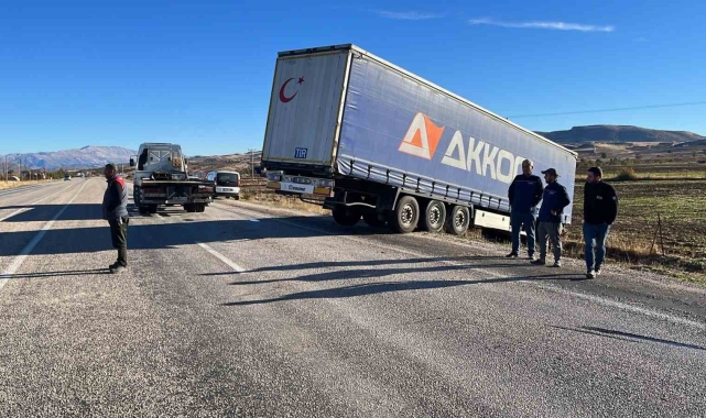 Gölbaşı&#039;nda tır yoldan çıktı: 1 yaralı