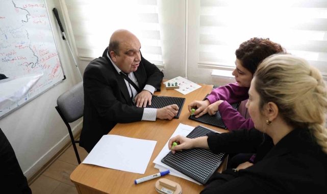 Görme engelli öğretmenler kursiyerlerin hayatlarına dokunuyorlar