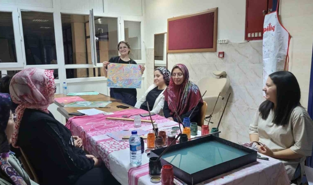 GSB yurtlarında ebru kursu yoğun ilgi görüyor