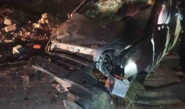 Hafif ticari araç şarampole devrildi: 1 ölü, 3 yaralı