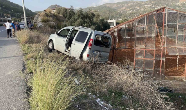 Hafif ticari araç yoldan çıktı: 2 yaralı