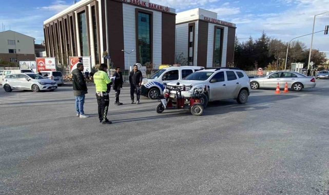 Hafif ticari araçla elektrikli bisiklet çarpıştı: 3 yaralı