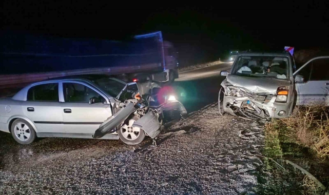 Hafif ticari araçla otomobilin çarpıştığı kazada 2 kişi yaralandı