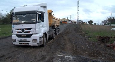 Hafriyat kamyonları, yasağa rağmen kullandıkları yolda çamura saplandı