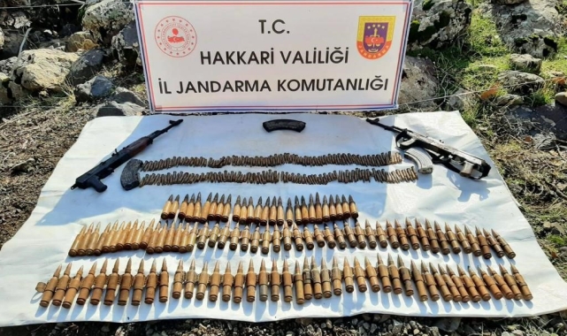 Hakkari kırsalında silah ve mühimmat ele geçirildi