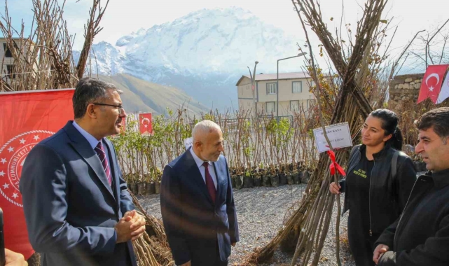 Hakkari'de 31 bin 460 meyve fidanı dağıtıldı