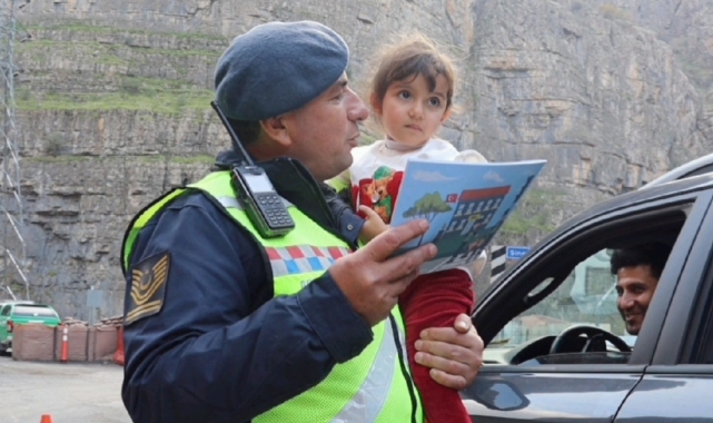 Hakkari&#039;de jandarma ekiplerinden genel trafik denetimi
