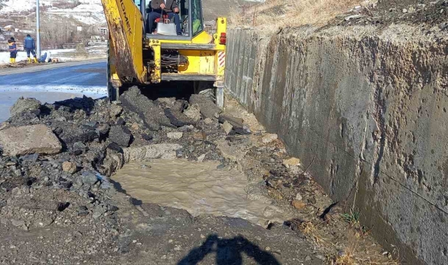 Hakkari'nin içme suyu ihtiyacını sağlayan şebeke patladı