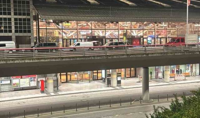 Hamburg Havalimanı&#039;nda silahlı bir kişi arabayla aprona girdi