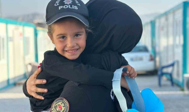 Hatay polis ekipleri minik öğrencilerle doyasıya eğlendi