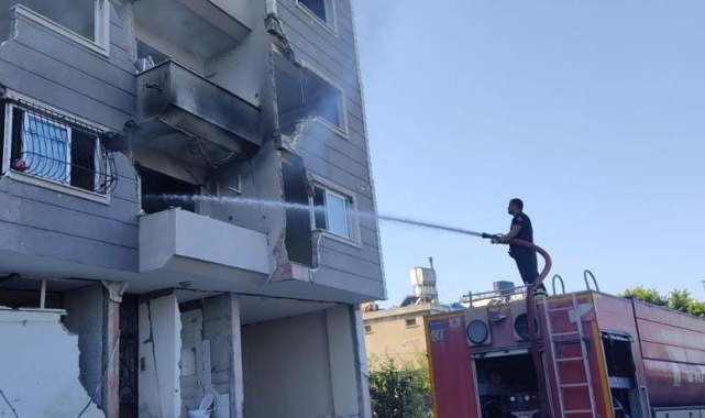 Hatay'da ağır hasarlı binada yangın çıktı