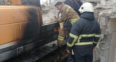 Hatay'da iş makinesi yandı