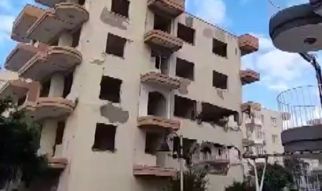 Hatay'da kontrollü yıkılan 5 katlı bina kağıt gibi yerle bir oldu