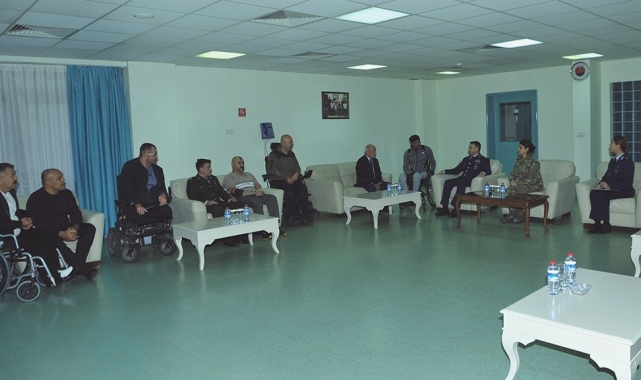 Hava Kuvvetleri personelinden hastanede tedavileri süren gazilere ziyaret