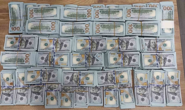Havalimanında dolar operasyonu: Lübnanlı 2 'yolcu' balya balya sahte parayla yakalandı