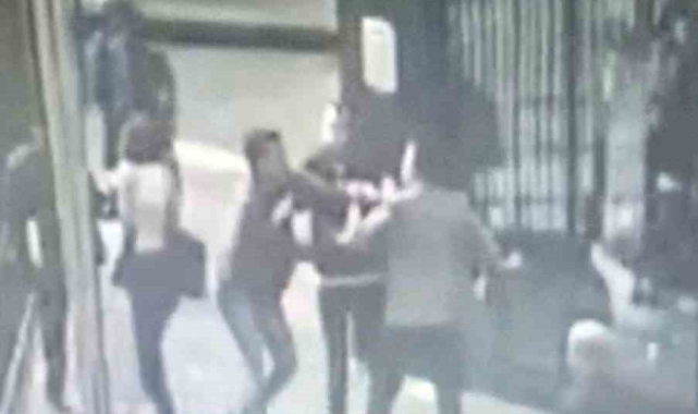 Hem adliye önünde sanık tarafından darp edildi, hem bilekliği çalındı