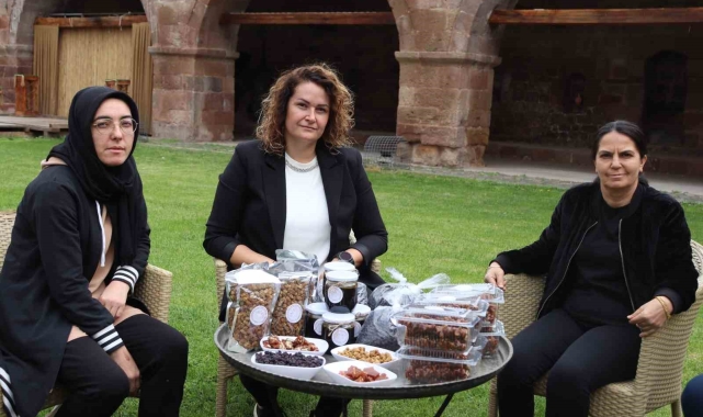 Hem yöresel ürünleri tanıtıyorlar hem para kazanıyorlar